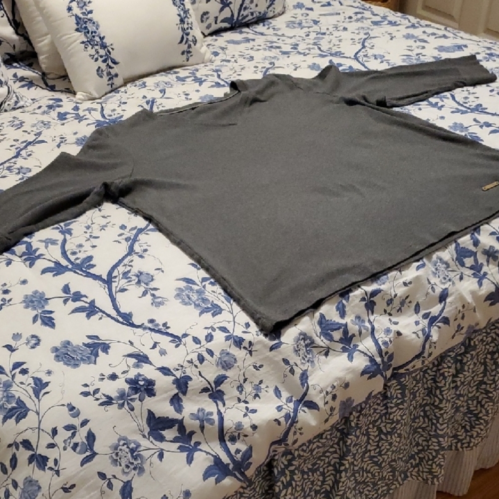 CURATED BY RUA'H KIBRIYA: V-Neck, 3/4-Sleeved Dark Gray Top